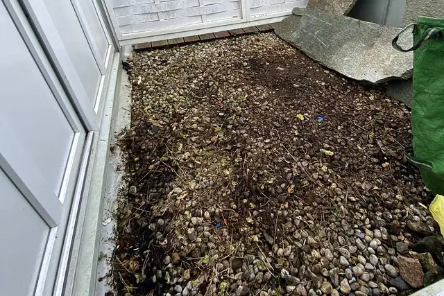 Dachterrasse vorher, voller Kies und Schutt