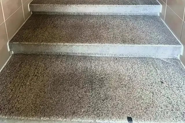 Saubere Treppe im Hauseingang