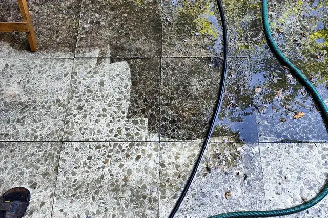 Terrasse wird mit dem Hochdruckreiniger gesäubert