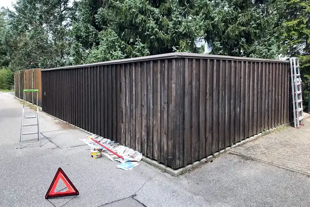 Arbeiten an einem Holzzaun