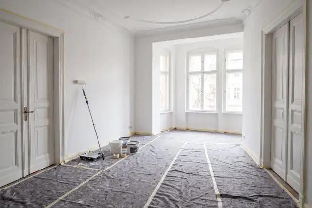 Frisch gestrichener Altbauraum, Boden abgedeckt und abgeklebt