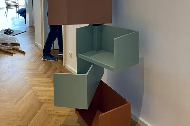 Aufgebautes Wandregal aus farbigen Modulen