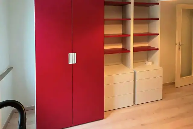 Montierter Kleiderschrank mit Regalen