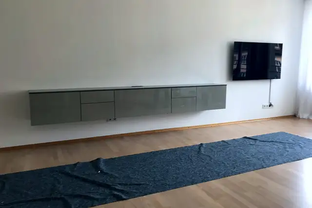 Montiertes Hängesideboard und Fernseher an der Wand