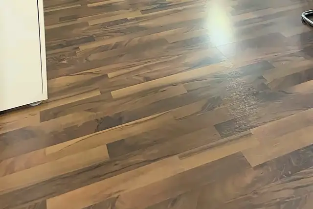 Frisch gereinigter Holzboden in einer Wohnung