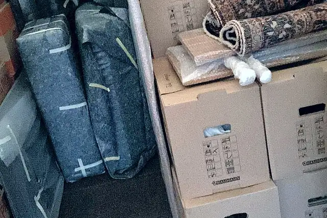 Gestapelte Umzugskartons im Laderaum