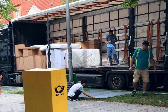 Umzugs-LKW wird vor einem Wohnhaus beladen