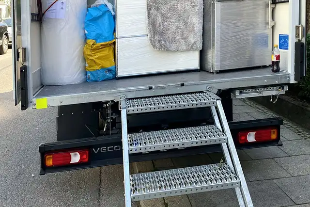 Beladener Umzugswagen mit Laderampe