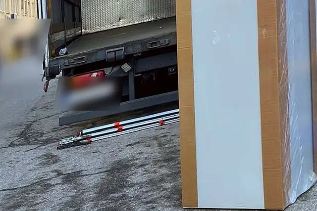 Verpackte Möbel vor dem Umzugs-LKW