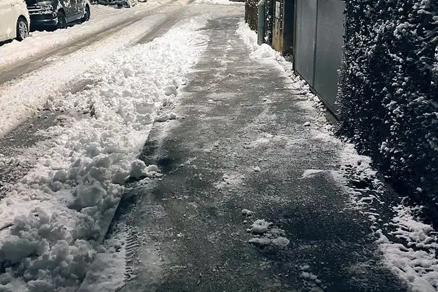 Geräumter Gehweg am Abend