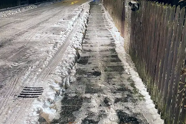 Gestreuter Gehweg bei Schnee