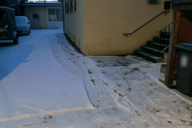 Geräumter Zugang im Hof nach Schneefall