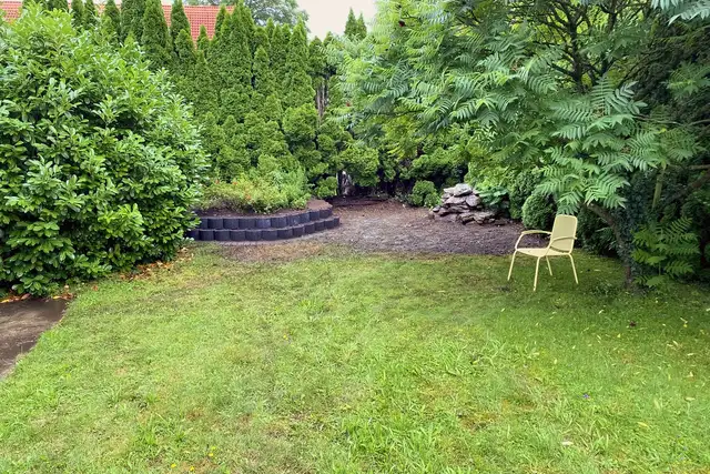 Gepflegter Garten mit frisch gemähtem Rasen