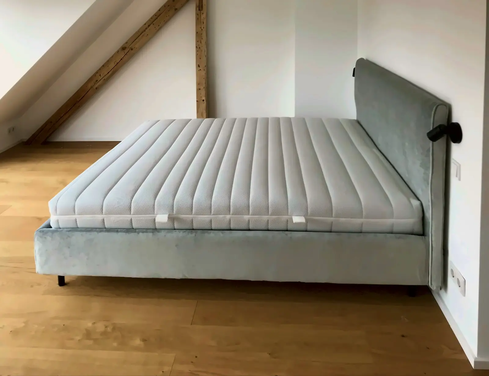 Fertig aufgebautes Polsterbett