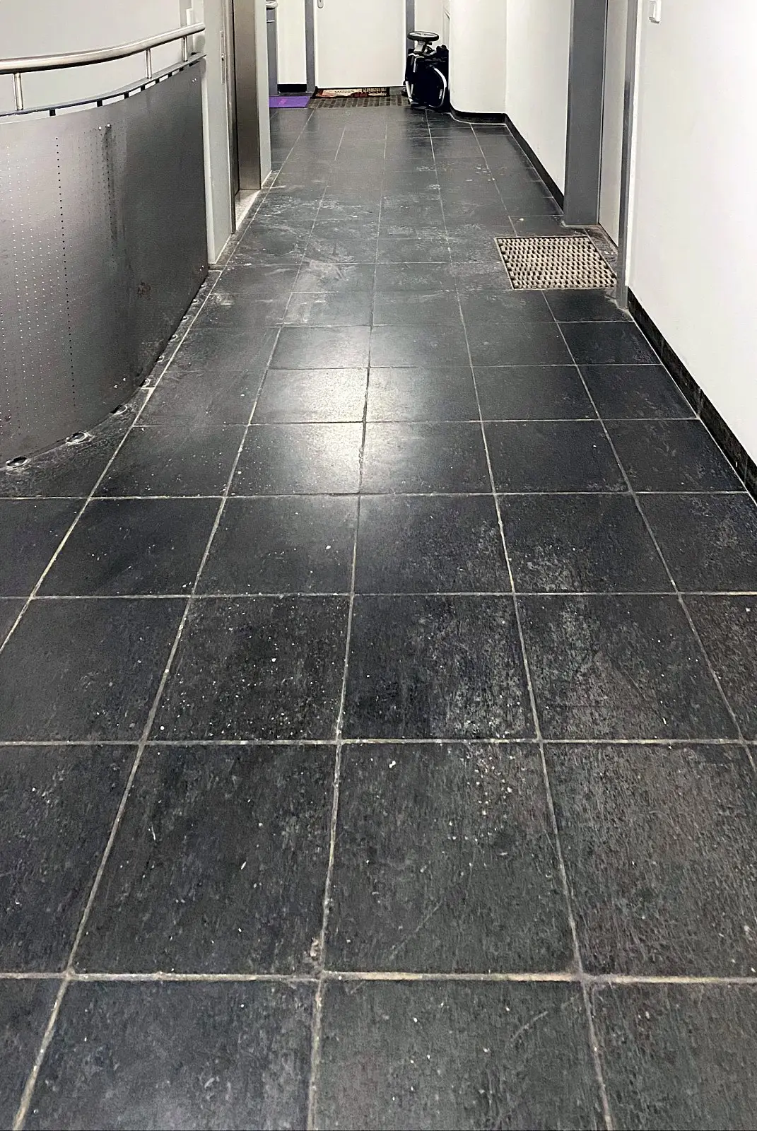 Matter, verschmutzter Fliesenboden im Hausflur