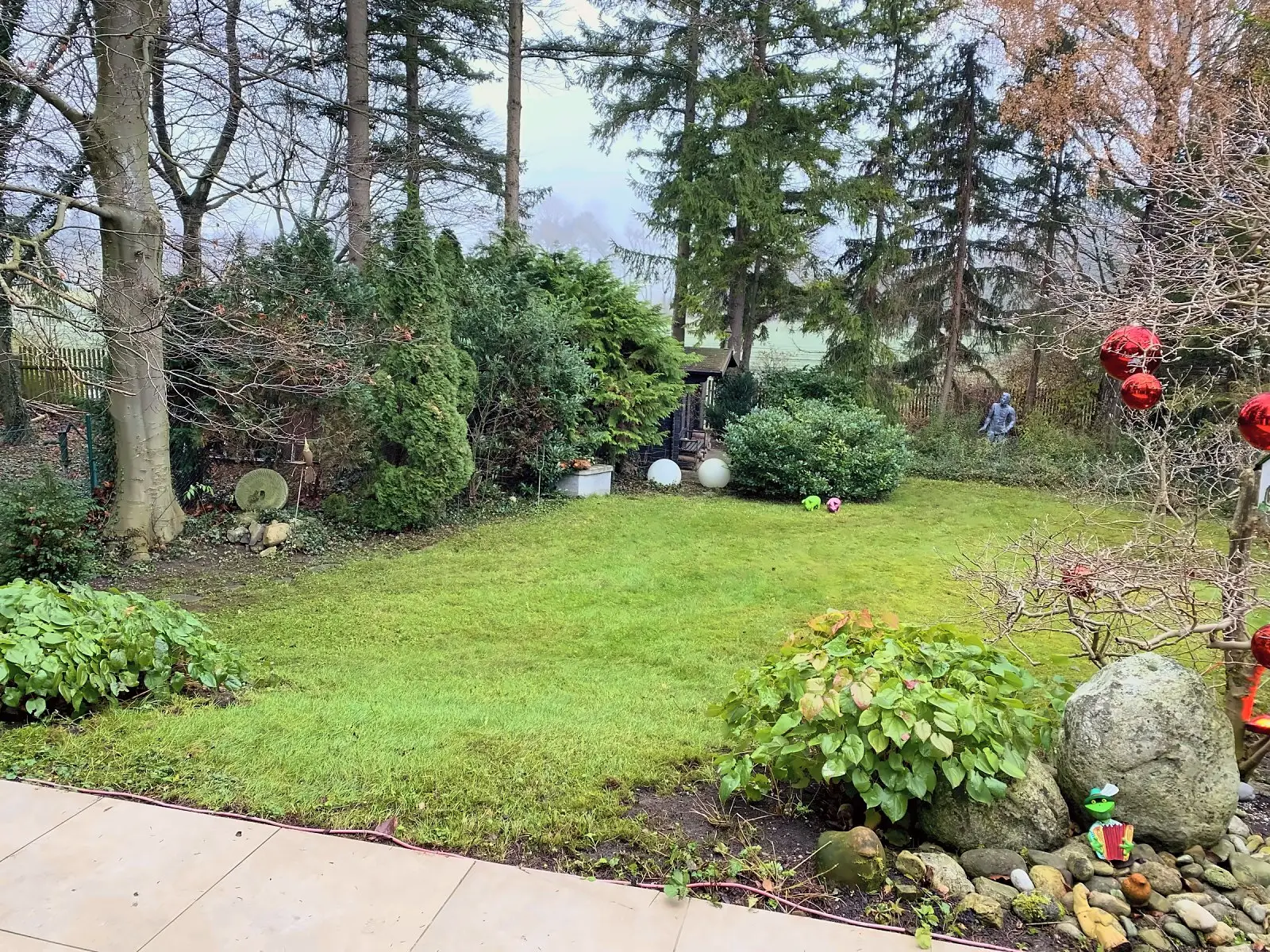 Derselbe Garten mit sauberem Rasen