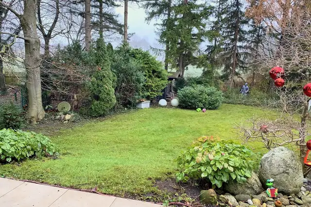 Gepflegter Garten mit sauberem Rasen