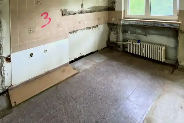 Raum nach Ausbau und Entsorgung der alten Küche