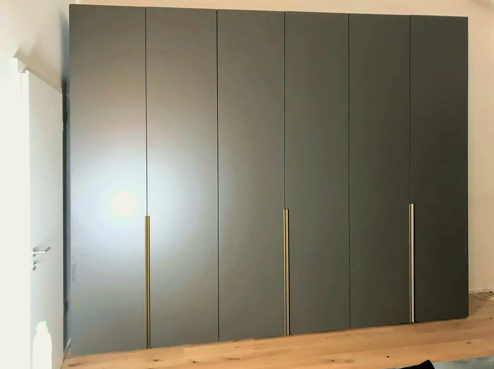 Fertig montierter Kleiderschrank mit sechs Türen