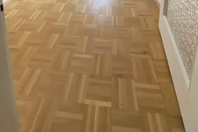 Geräumtes Zimmer mit Parkettboden