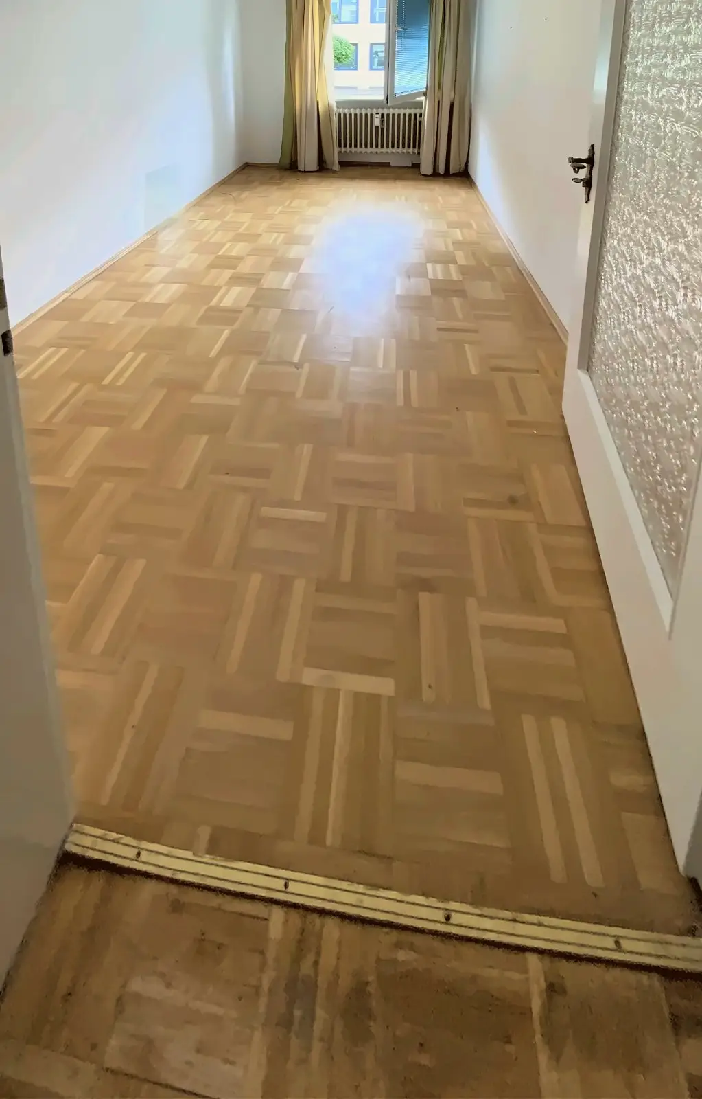 Dasselbe Zimmer leer geräumt