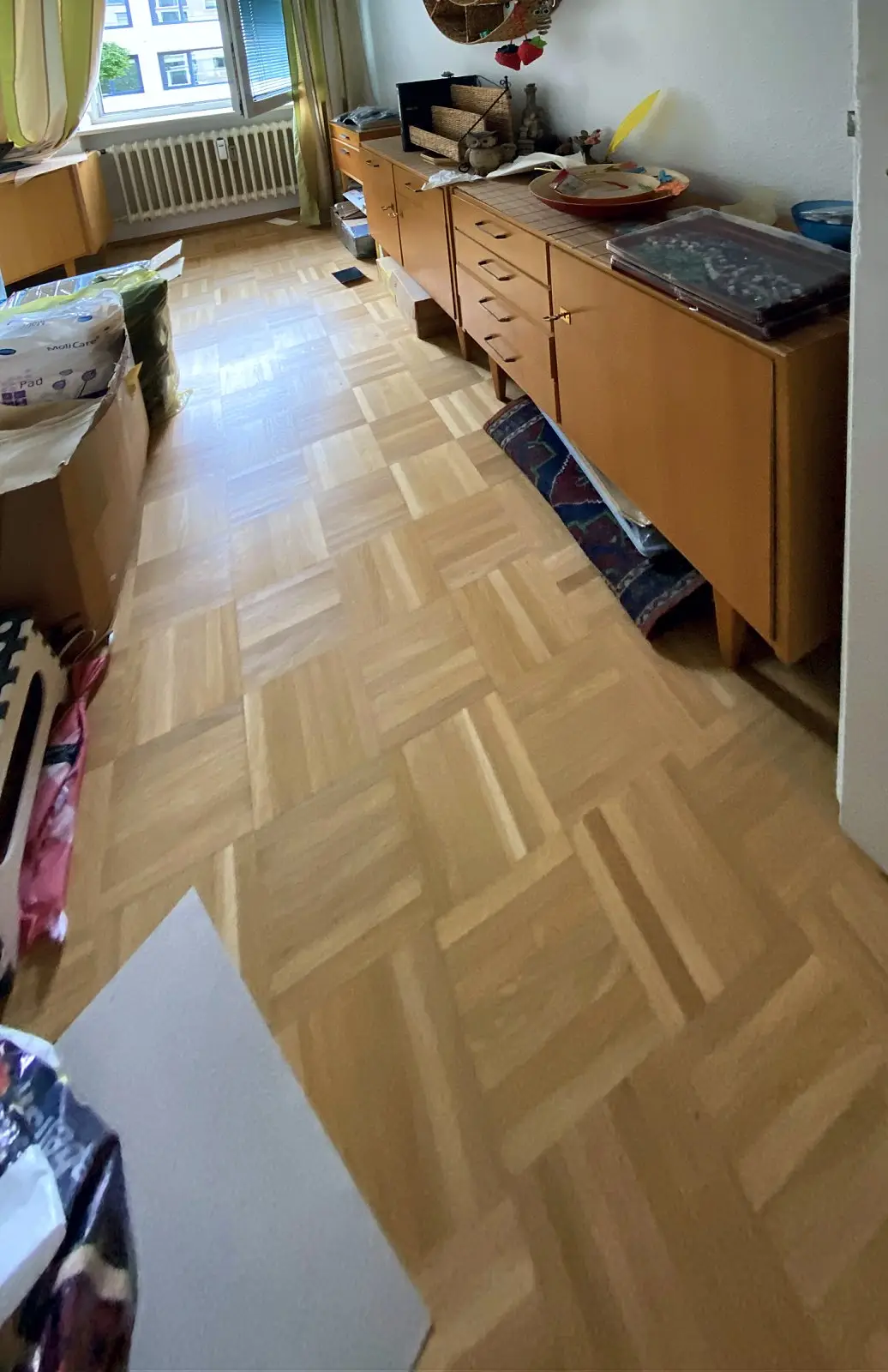 Vollgestelltes Zimmer vor der Räumung
